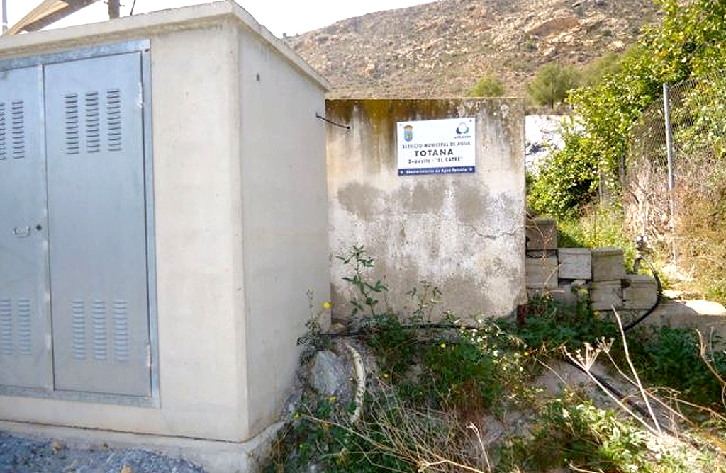 El llenado nocturno de las piscinas en Los Huertos repercute en el vaciado de los depósitos municipales